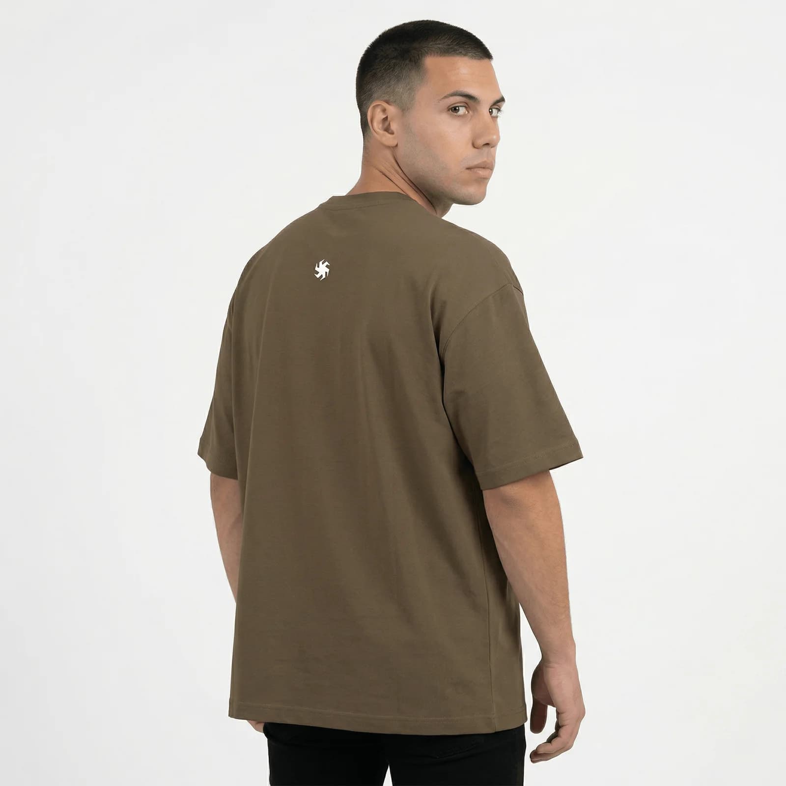 Camiseta Oversize P25 - Mocca — en uso
