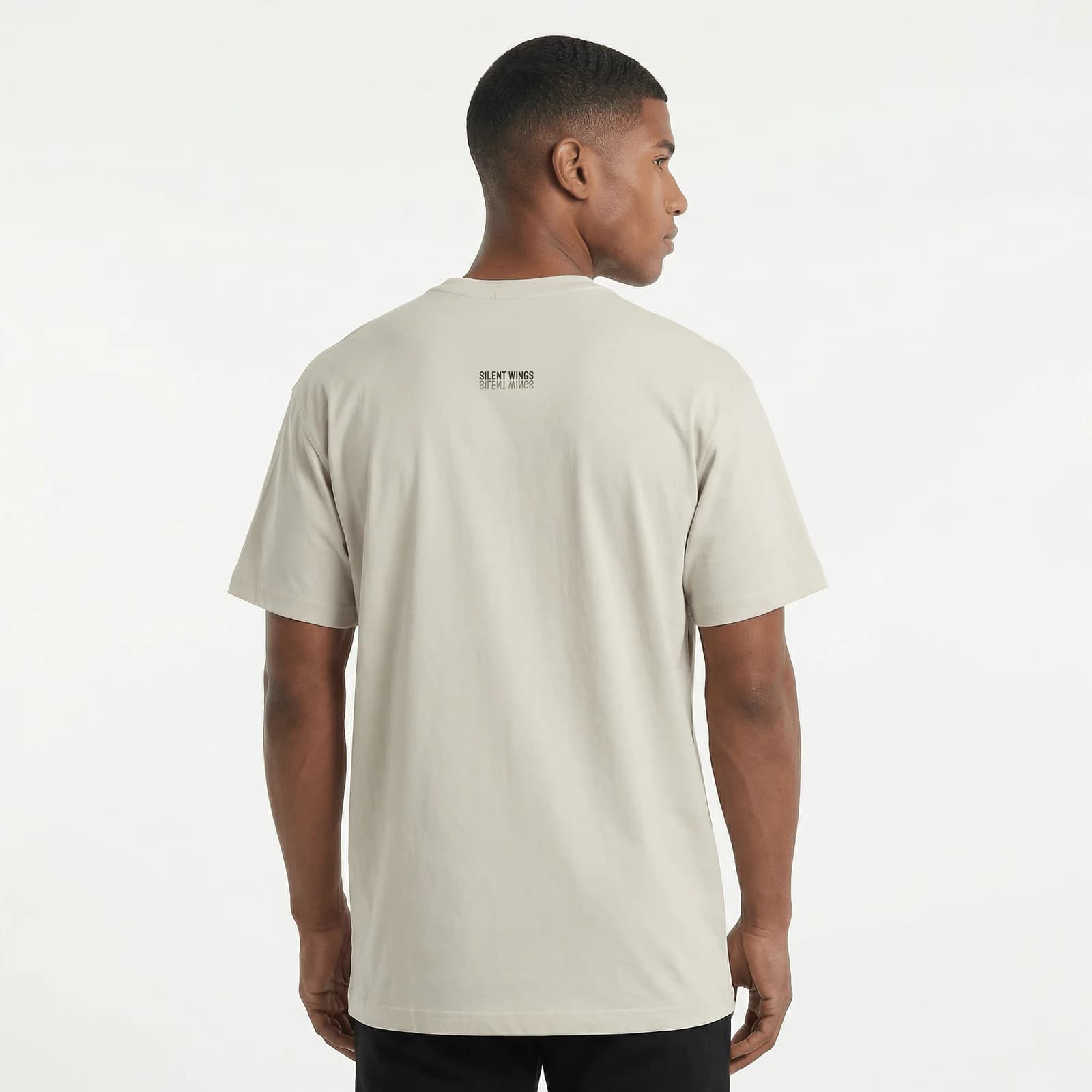 Camiseta Regular Fit P25 - Marfil — en uso