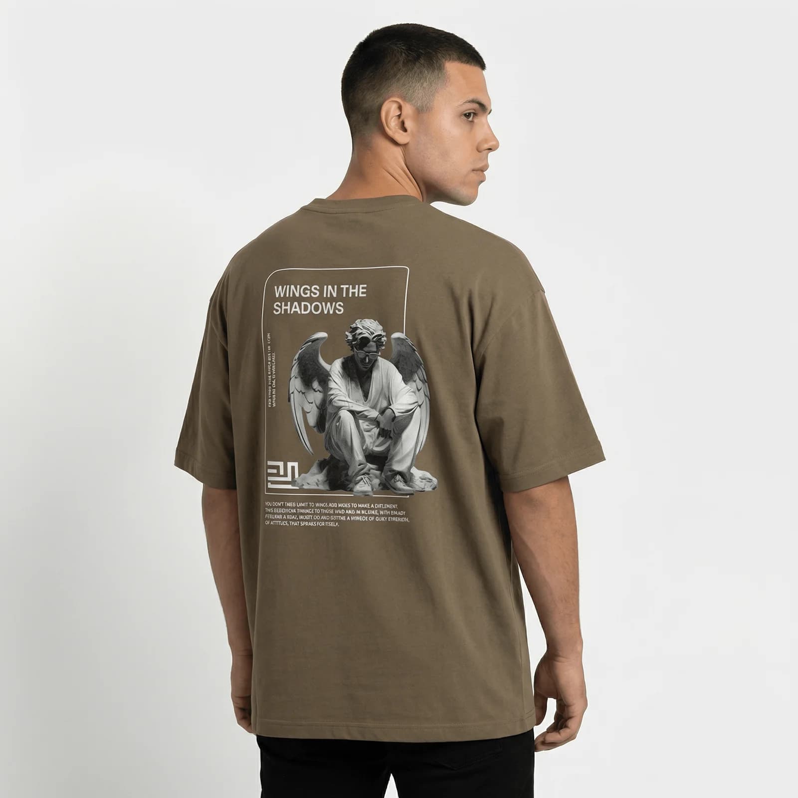 Camiseta Oversize P25 - Mocca — en uso