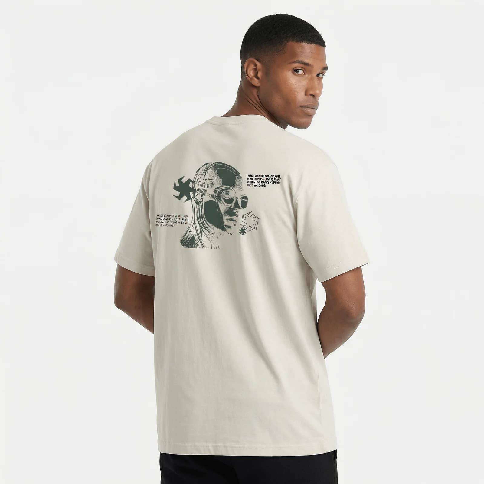 Camiseta Regular Fit P25 - Marfil — en uso