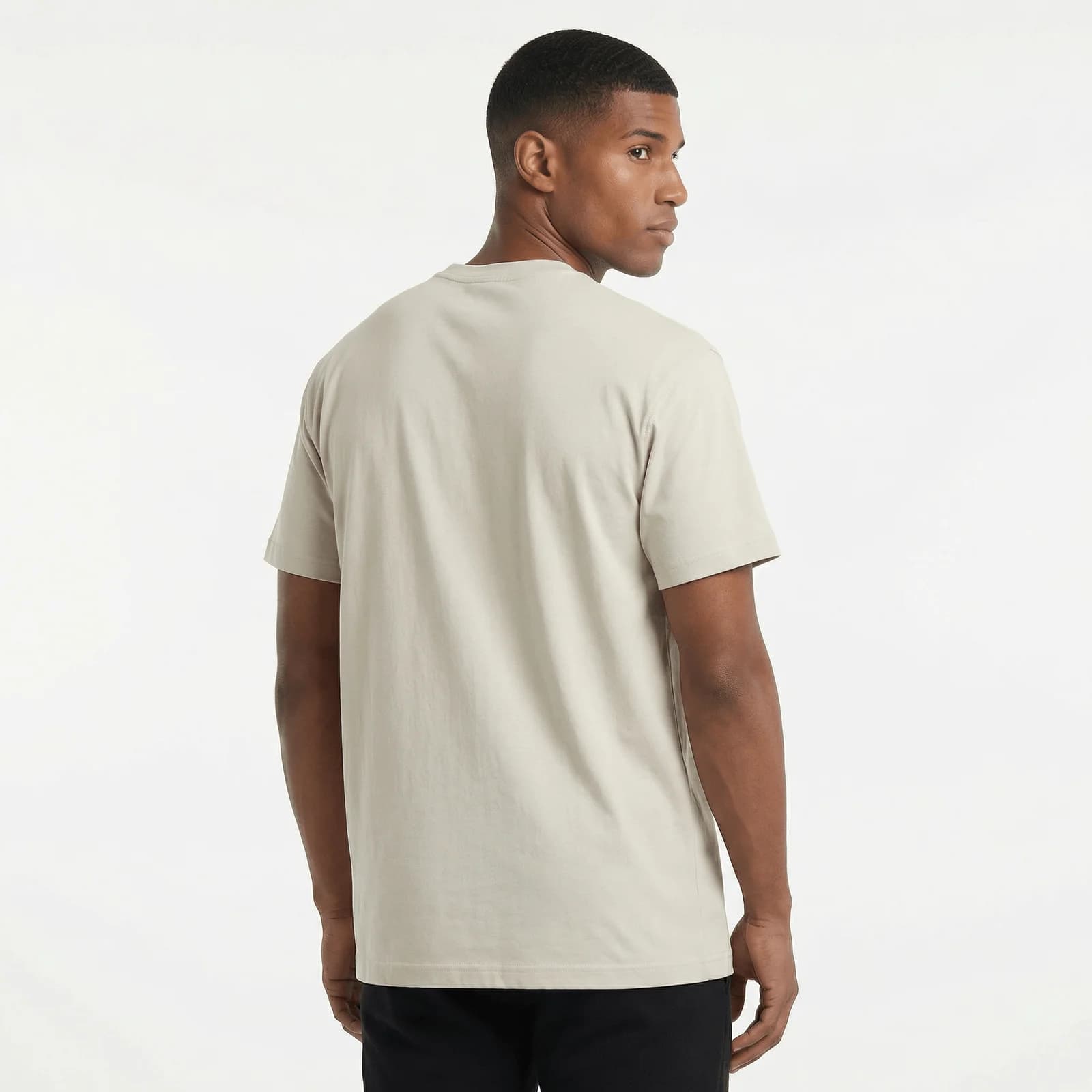Camiseta P25 - Marfil — en uso