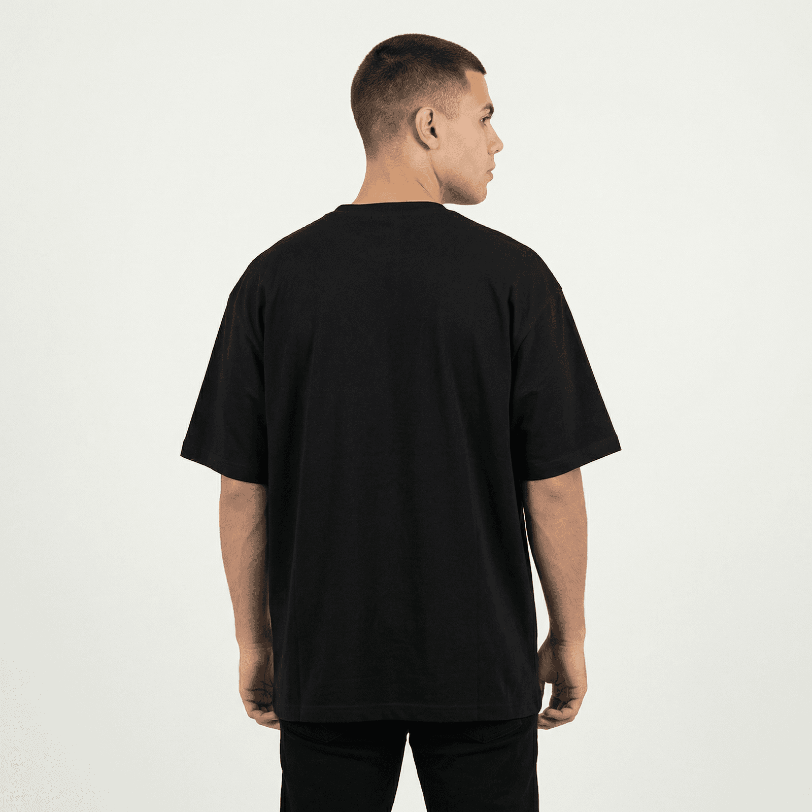 Camiseta Oversize P25 - Negro — en uso
