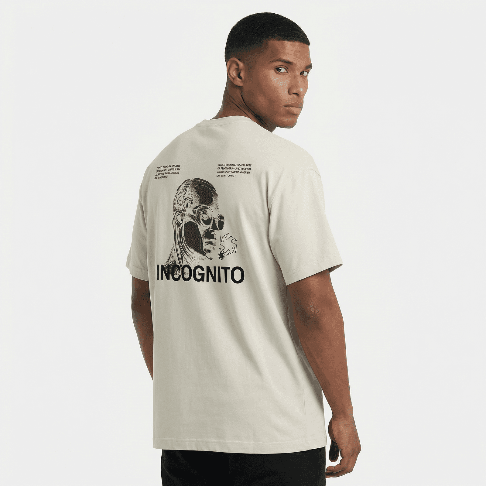 Camiseta Regular Fit P25 - Marfil — en uso