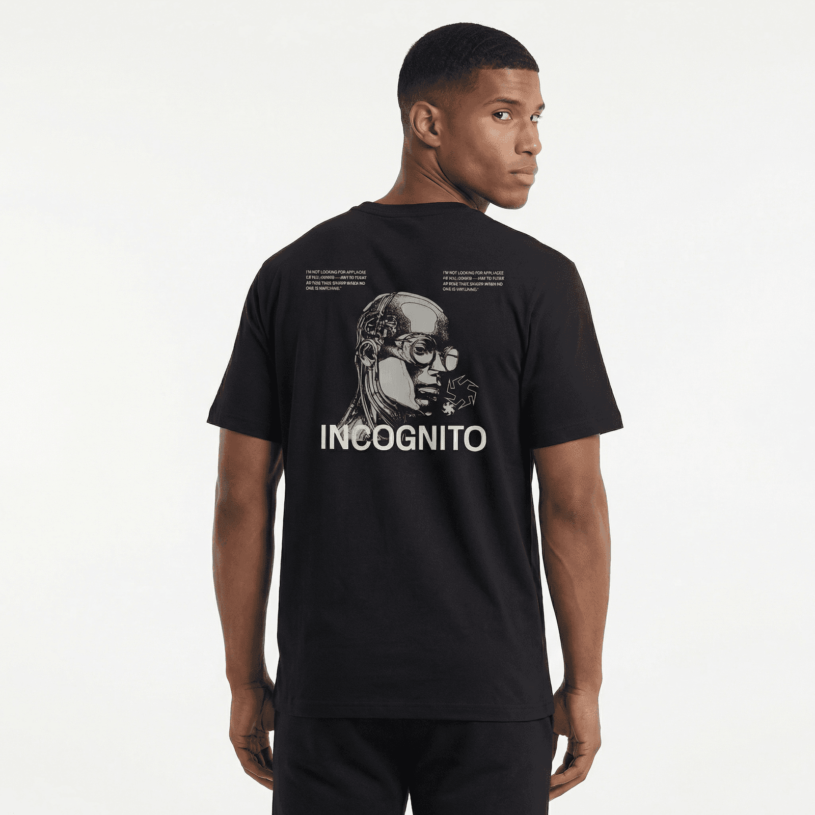 Camiseta Regular Fit P25 - Negro — en uso
