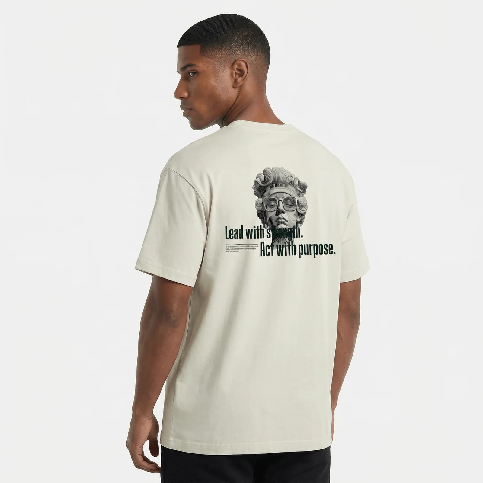 Camiseta Regular Fit P25 - Marfil — en uso