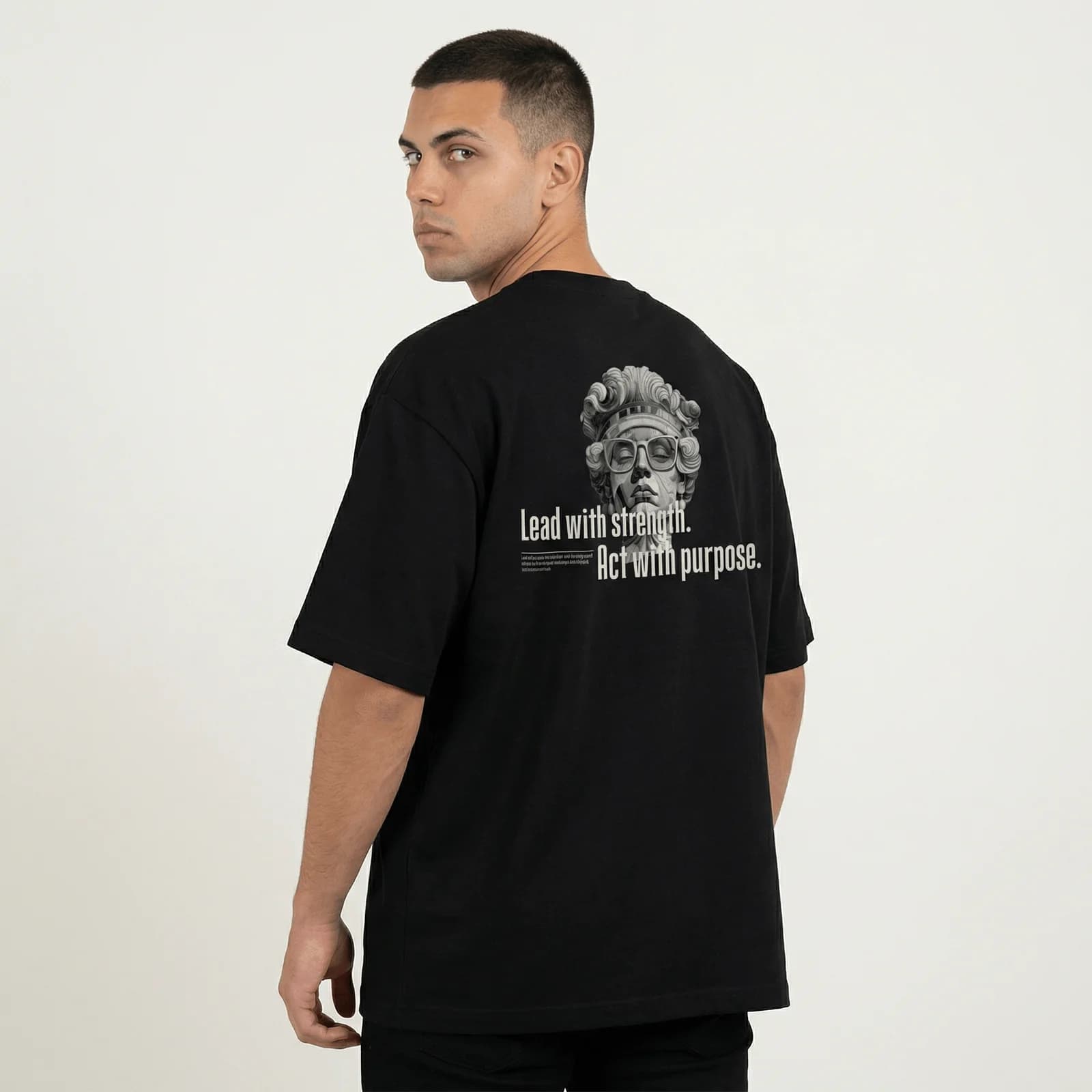 Camiseta Oversize P25 - Negro — en uso
