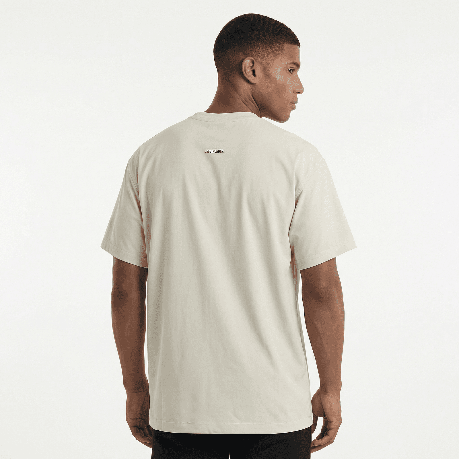 Camiseta Regular Fit P25 - Marfil — en uso