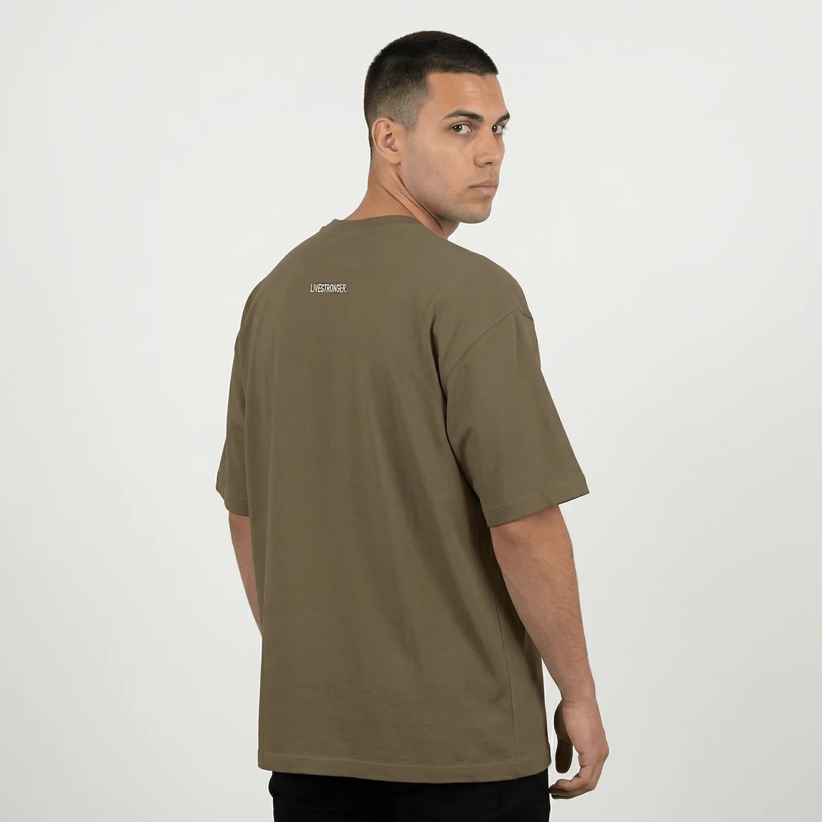 Camiseta Oversize P25 - Mocca — en uso