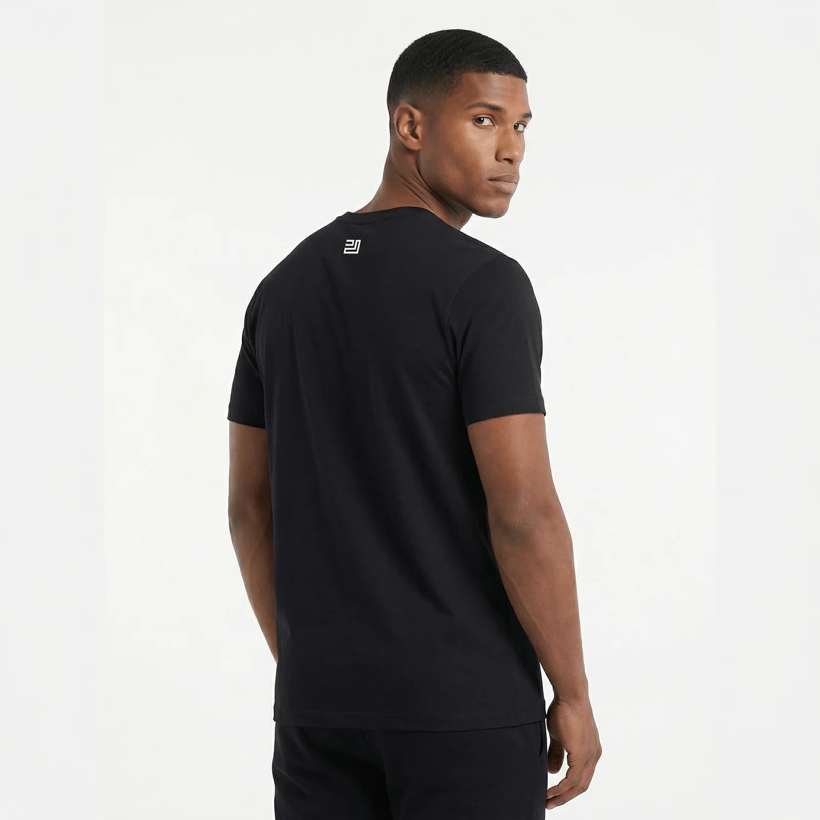 Camiseta Regular Fit P25 - Negro — en uso