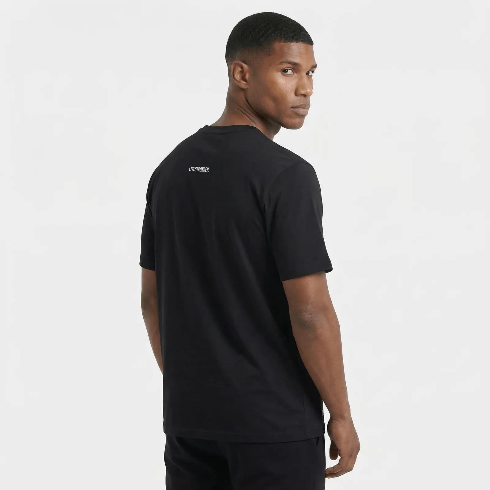 Camiseta P25 - Negro — en uso