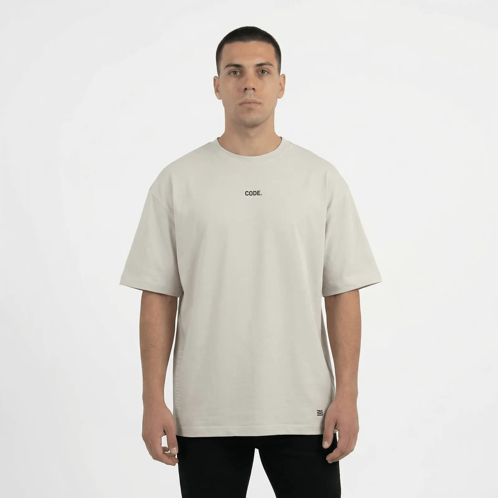 Camiseta Oversize P25 - Marfil — en uso