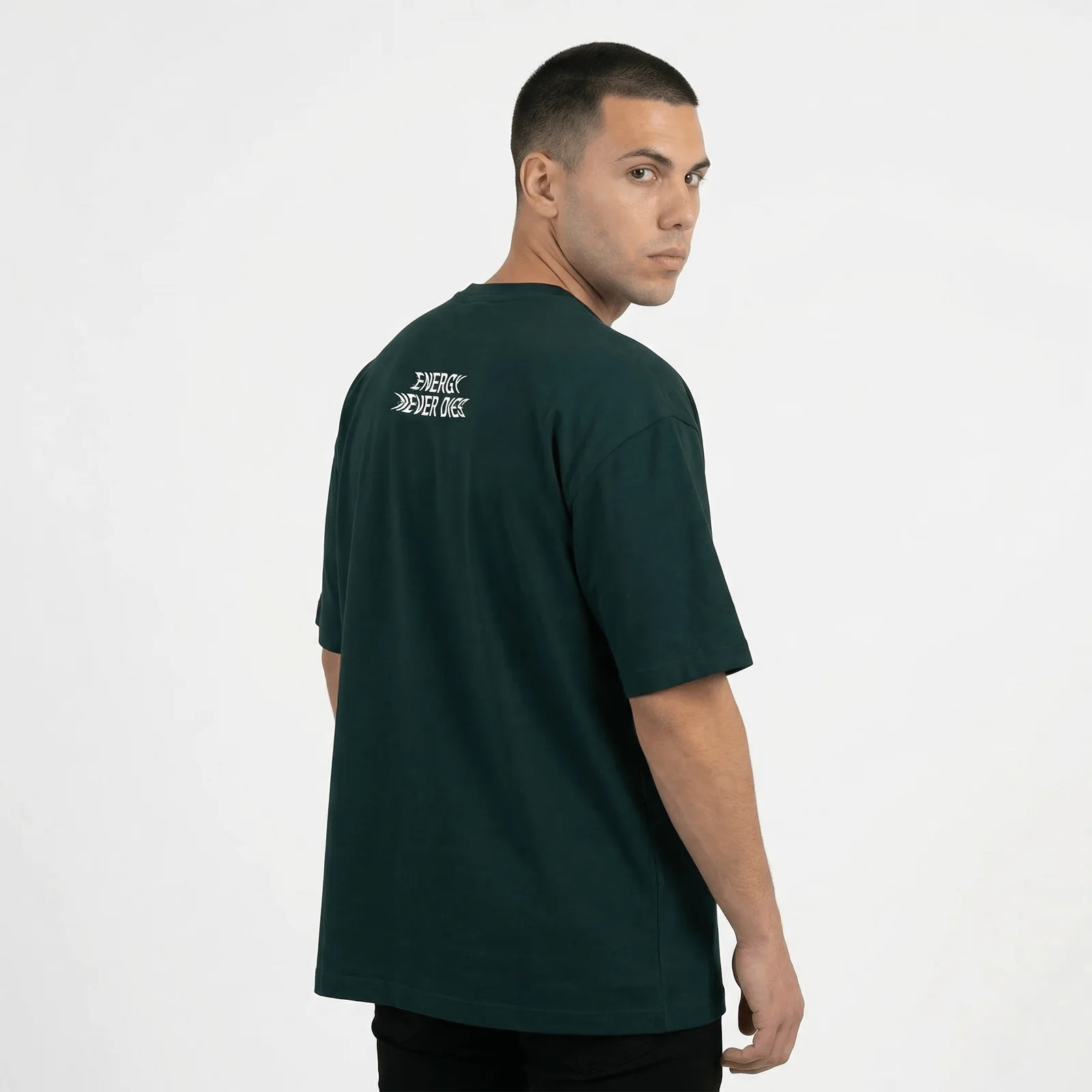 Camiseta Oversize P25 - Verde — en uso