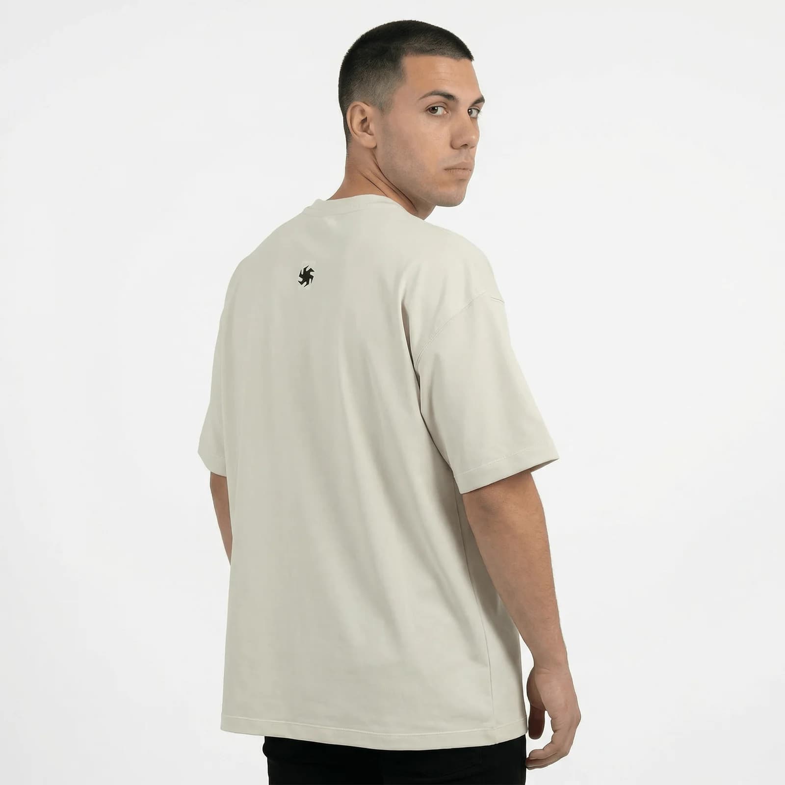 Camiseta Oversize P25 - Marfil — en uso
