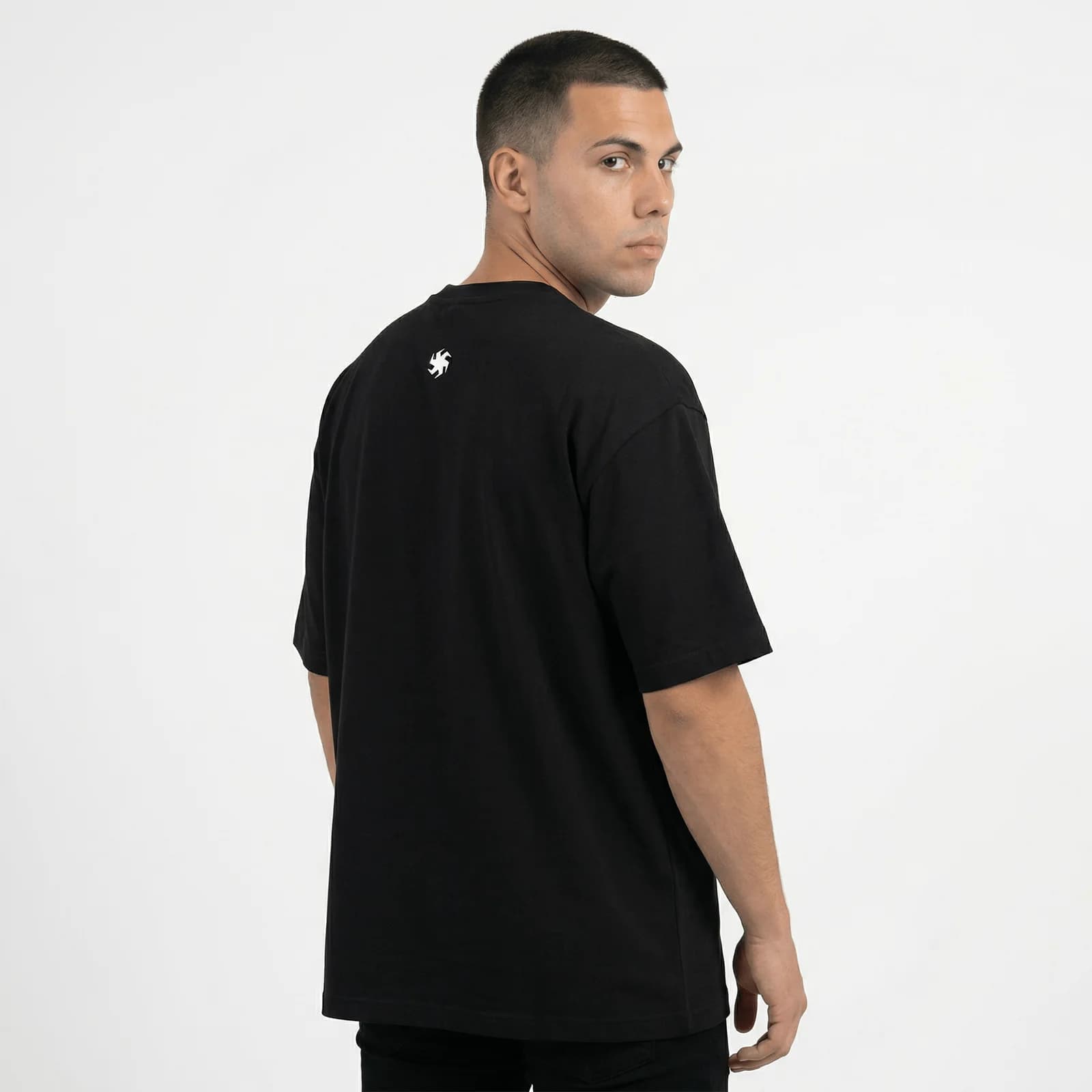 Camiseta Oversize P25 - Negro — en uso