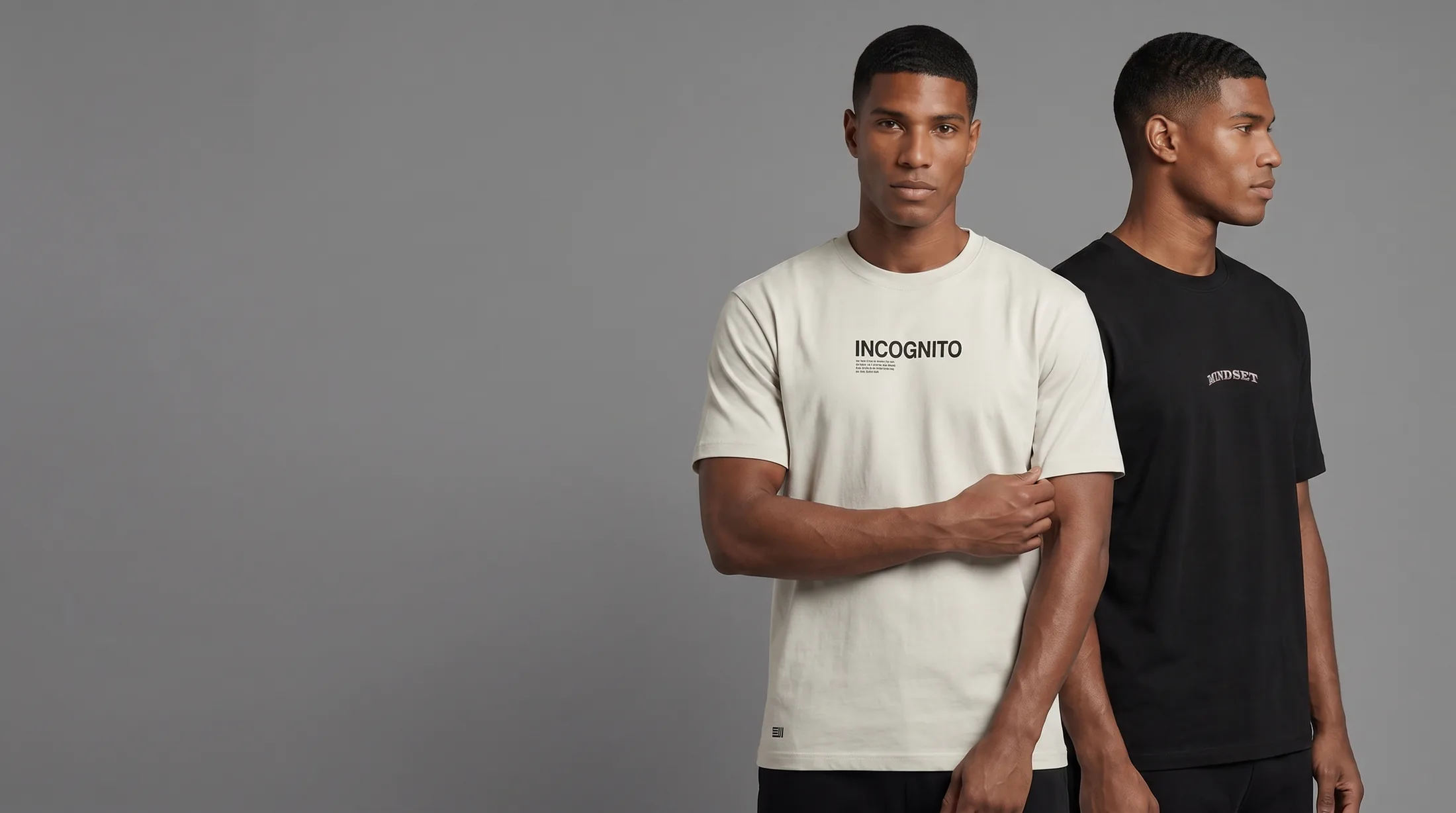 Dos hombres con camisetas Livestronger marfil y negra sobre fondo gris